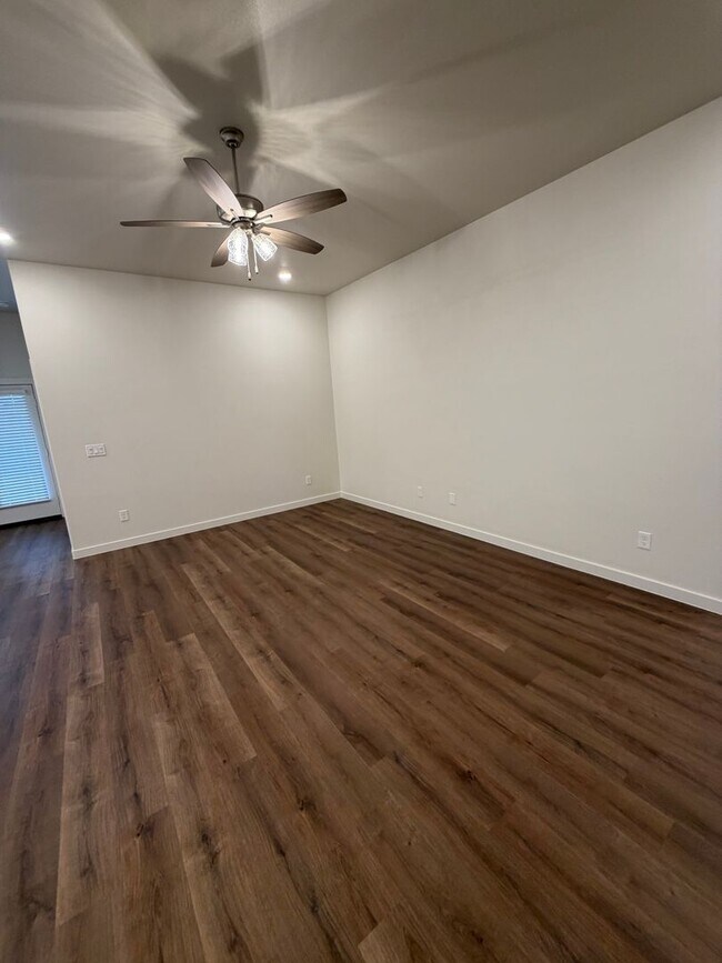 Building Photo - Harvest Neighborhood Beauty