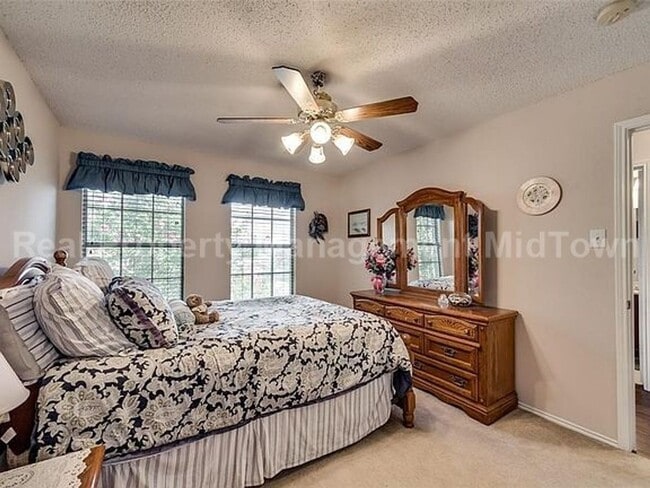Building Photo - Spacious, Freshly Updated Family Home in P...