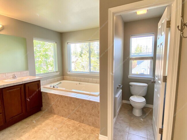 Building Photo - Spacious Corner Home with Community Pool in Prime SW Bend Location
