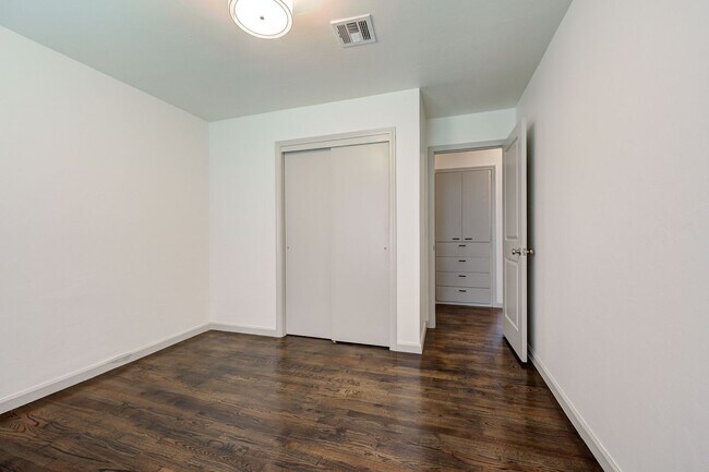 Building Photo - * * * $500 Move-In Special * * * Charming ...