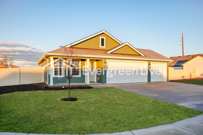 Building Photo - 323 Lightning Ave