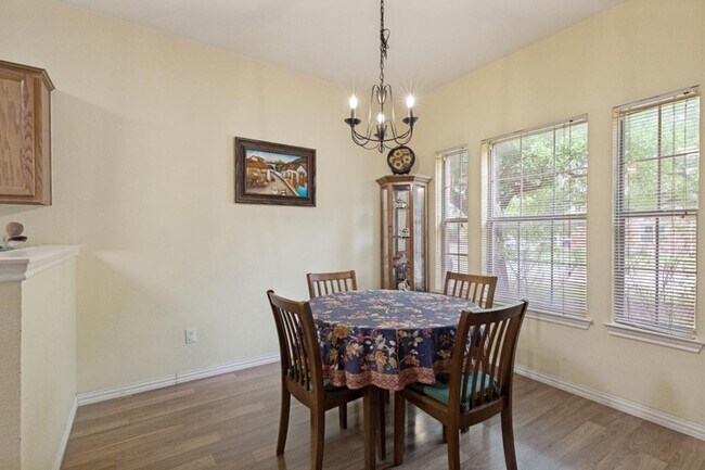 Building Photo - 903 Ranchero Rd