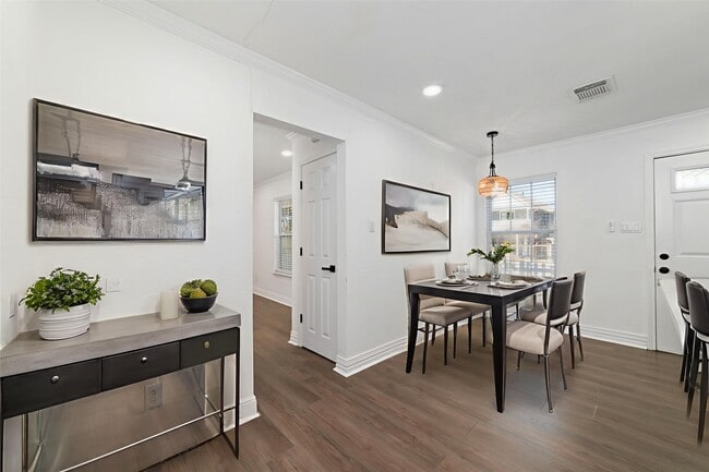 Building Photo - 802 E 33rd St