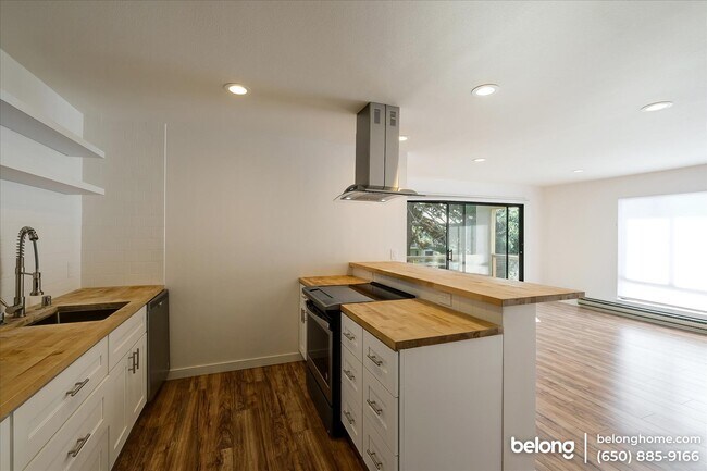 Building Photo - 7 Commodore Dr