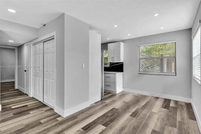 Building Photo - 329 SW 1st Ct