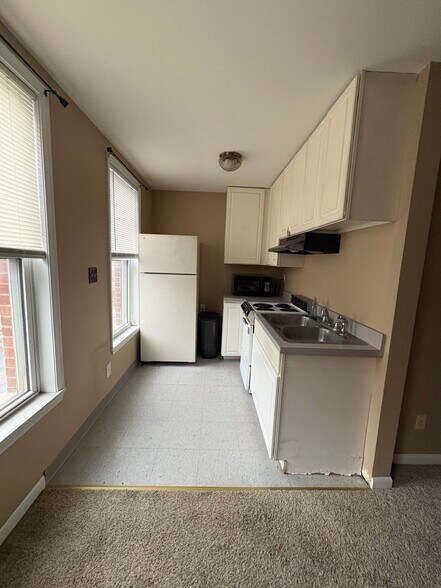 Building Photo - 14 College St