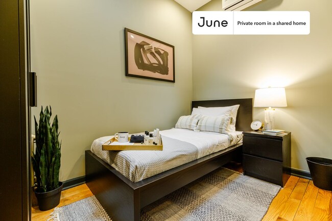 Building Photo - 208 E 95th St