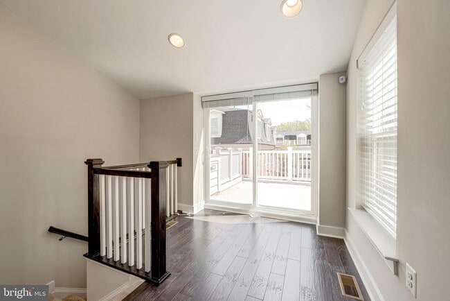 Building Photo - 10326 Grosvenor Pl