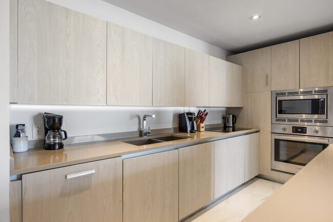 Building Photo - 4011 S Ocean Dr