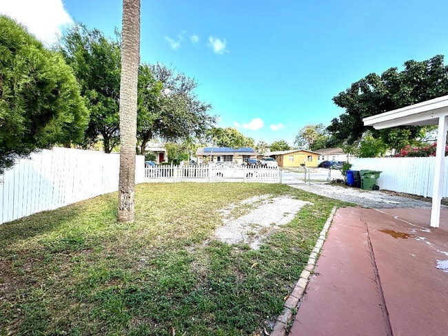 Building Photo - 525 NW 15th Terrace