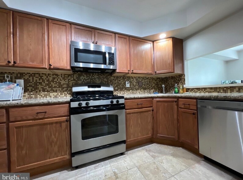 Building Photo - 14370 Gringsby Ct