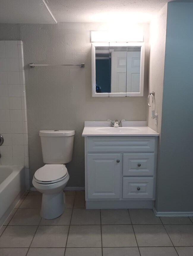 Building Photo - 3 bed / 1 bath home in Hockley - Move in R...