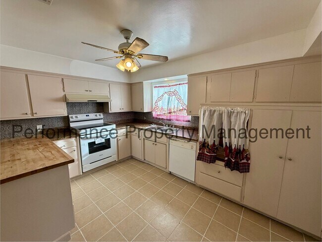 Building Photo - Stunning 4 Bed/2 Bath NE Home w/ Solar, RB...