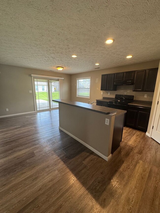 Building Photo - 3 Bedroom Single Family Home