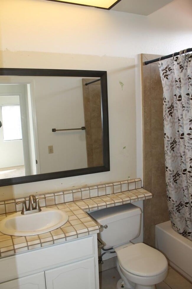 Building Photo - 3Bed/2.5Bath off Poinsettia in Carlsbad!~ ...