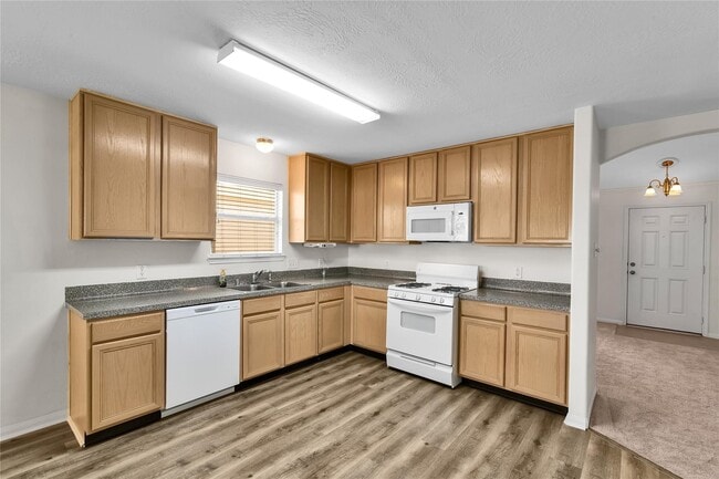 Building Photo - 4034 Falvel Shadow Creek Dr