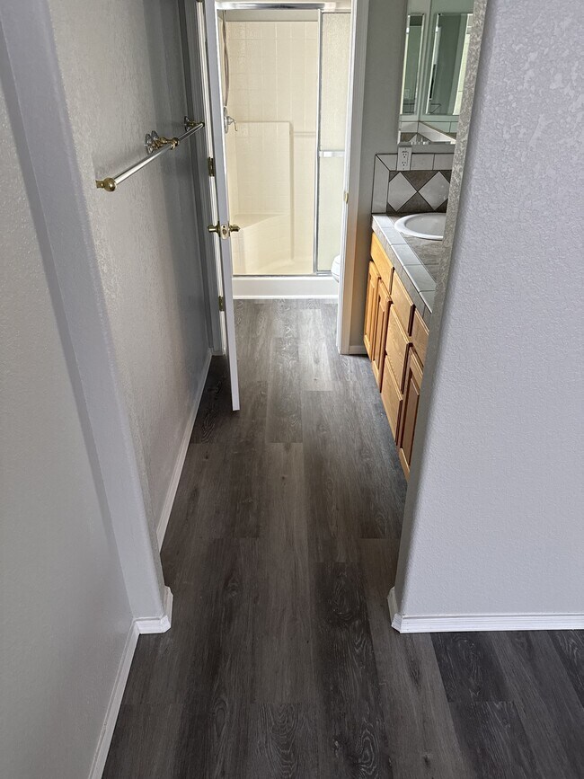 Building Photo - 1825 E Shore Villas Dr