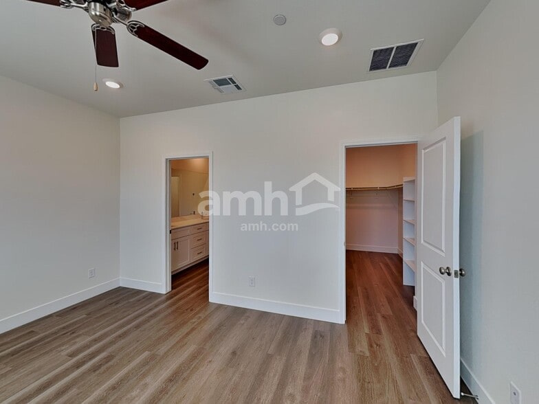 Building Photo - 870 English Primrose St