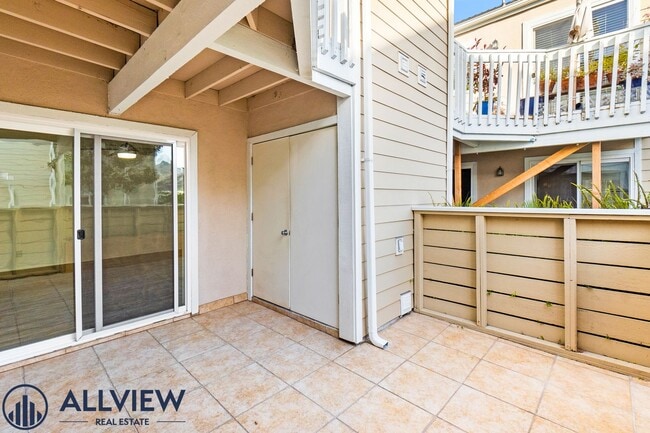 Building Photo - Remodeled 2 Bed, 2 Bath Condo with Ocean V...