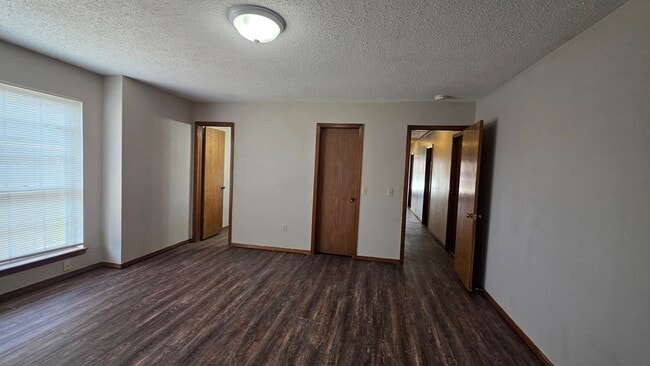 Building Photo - Wonderful 2 Bedroom Duplex in Bethany!  $1250 Per Month!