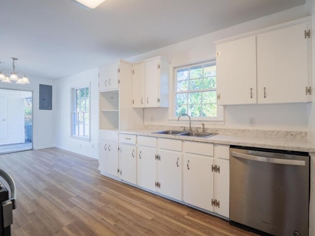 Building Photo - 2323 Frederick Pl