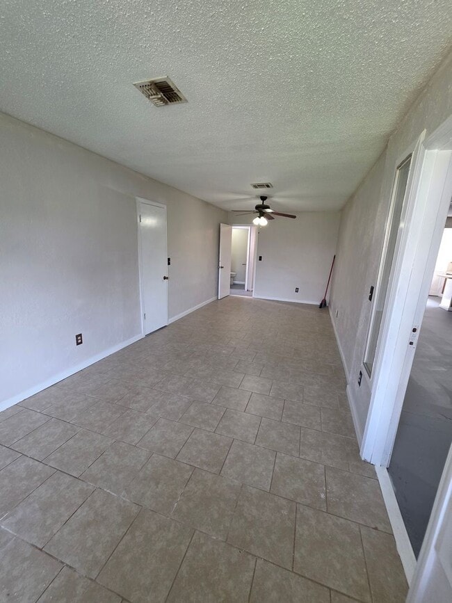 Building Photo - Large 3 bedroom in Bethany