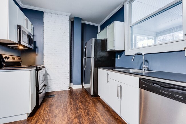 Building Photo - Available NOW - Spacious 6 Bedroom, 2 FULL Bath Home Located in South Side Slopes!