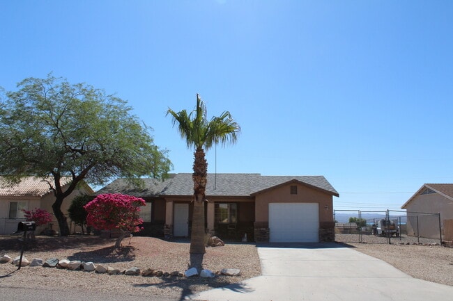 Building Photo - 3 Bed 1 Bath Home w/ 1 Car Garage and Larg...