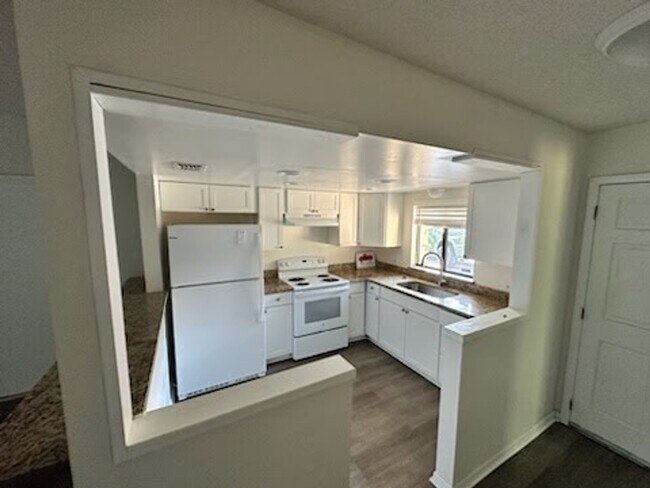 Building Photo - Beautiful home with backyard!