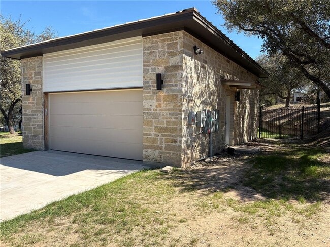 Building Photo - 107 Lake Hills Dr S