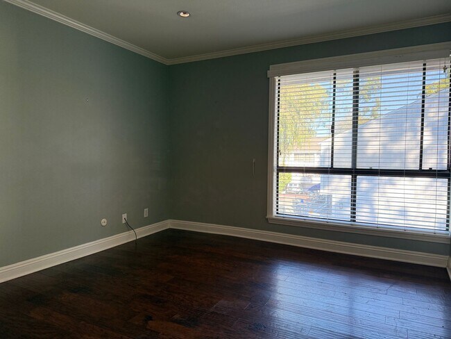 Building Photo - Newport Crest 2 Bedroom Townhouse / Newpor...