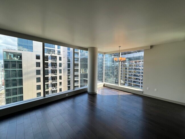 Building Photo - 10610 NE 9th Pl