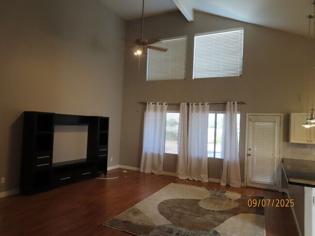 Building Photo - 4 Bedroom 2.5 Bath w/3 Car Garage in Super...