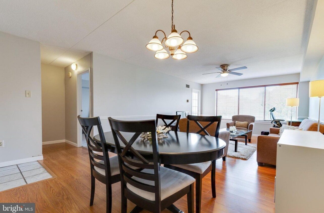 Dining area - 6300 Stevenson Ave