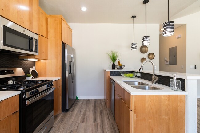 Single Story (2 bed/2 bath) - 406 38th St