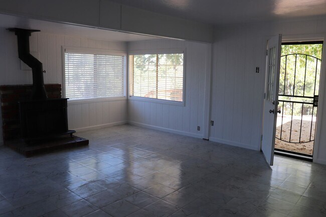 Building Photo - 2416 Cedar Dr