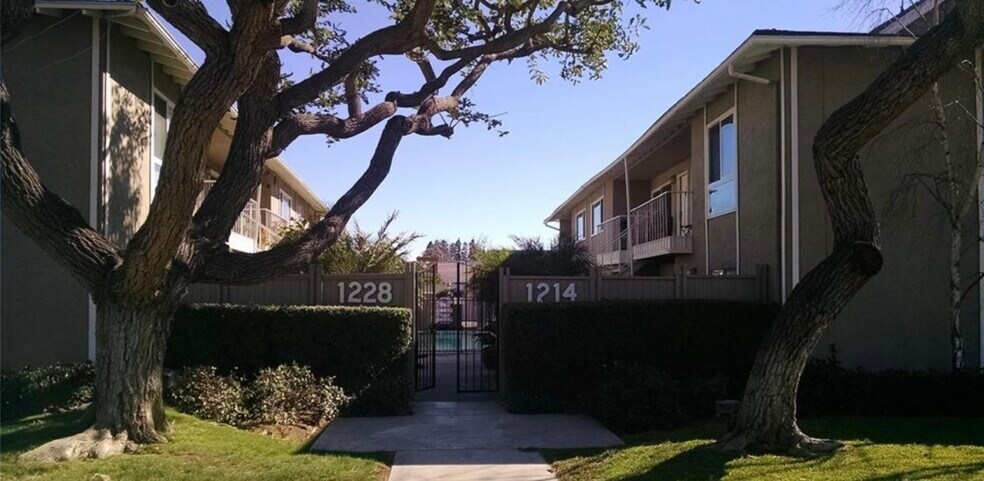 Building Photo - 1214 Rutland Rd