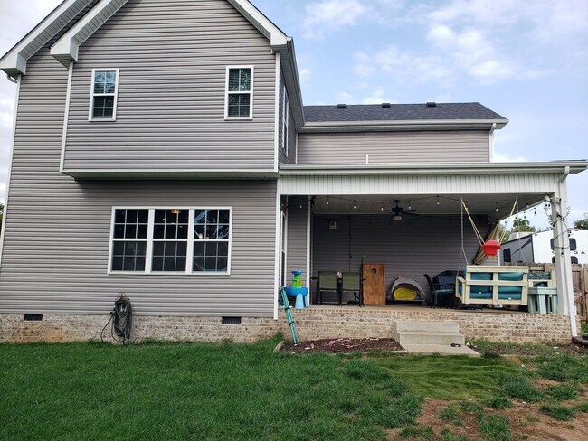 Building Photo - Near Exit 1! Close to I-24! HUGE Kitchen I...