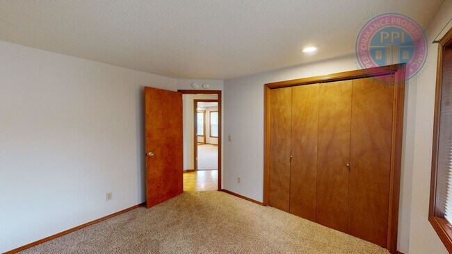 Building Photo - Single Level Ranch, Central Air, Large Yar...