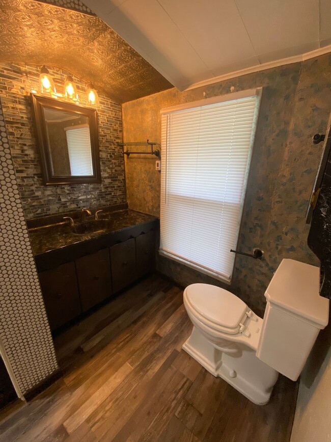Building Photo - 2 Bedroom 1 Bath home
