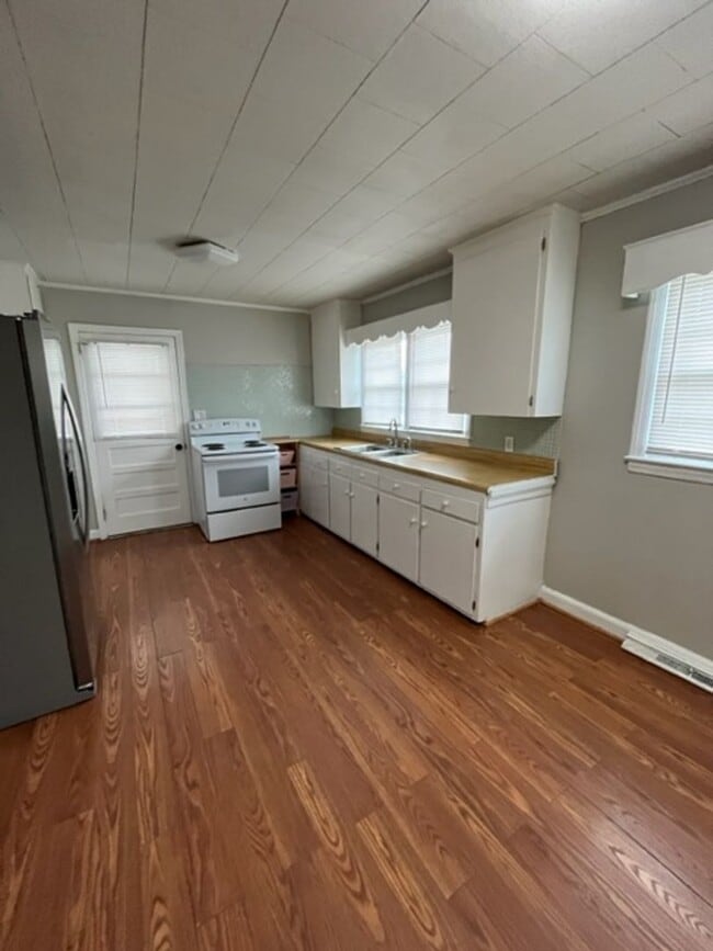 Building Photo - 2 bed 1 Bath Home Mount Airy NC