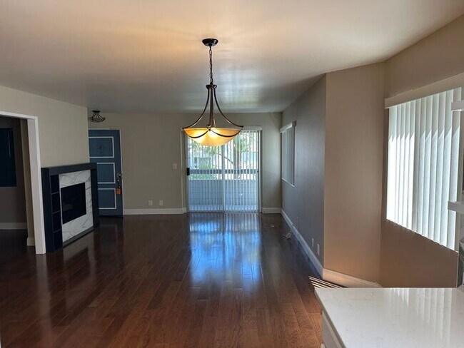 Building Photo - Beautiful 3 + 2 Condo Santa Clarita