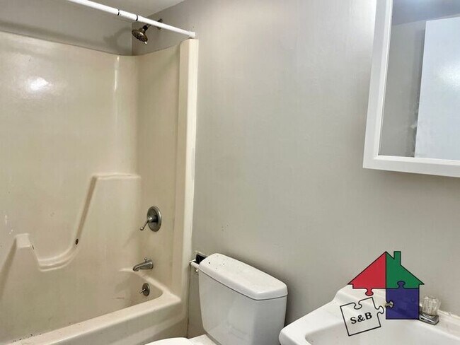 Building Photo - First Floor Two-Bedroom in Barre - Heat and Hot Water Included!