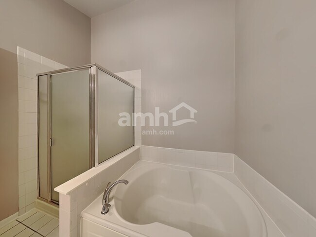 Building Photo - 9921 Bedford Dr