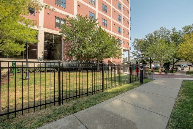 Building Photo - One Bedroom Unit in Wonderful Western Auto Lofts
