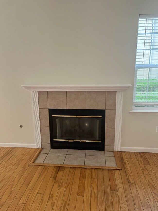 Building Photo - 3 bedroom 2.5 bath town home with large bonus living room and 2 car garage parking
