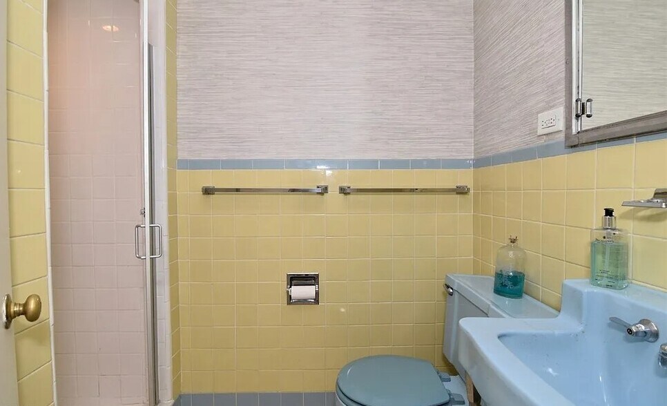 En suite Bathroom - 19425 Van Aken Blvd