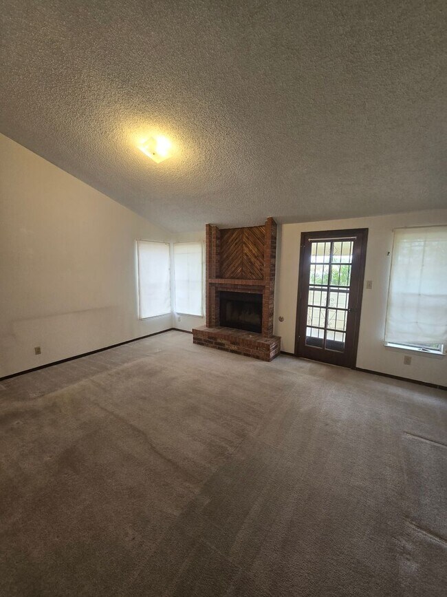 Building Photo - Northeast Home With Beautiful Mountain Views