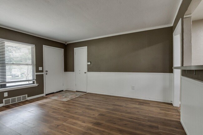 Building Photo - Spacious mid-century ranch home in Clegern