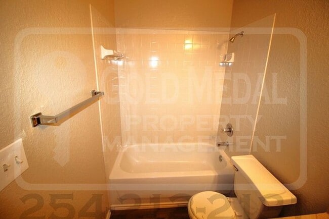 Building Photo - Cozy 3-bed, 2-bath fourplex now available for rent! - Don't miss out!